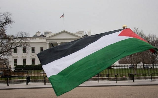 A Palestinian flag waves in front of the White House on December 8, 2017, in Washington, DC, at a protest against US President Donald Trump's declaration of Jerusalem as Israel's capital. (AFP PHOTO / mari matsuri)