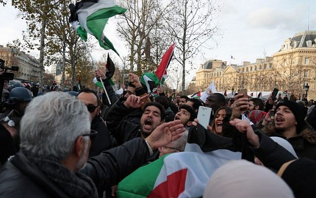 Demonstrators shout slogans as they wave placards and flags while taking part in a pro-Palestinian protest in Paris on December 9, 2017, against US President Donald Trump's recognition of Jerusalem as Israel's capital. (AFP/ Zakaria ABDELKAFI) Demonstrators shout slogans as they wave placards and flags while taking part in a pro-Palestinian protest in Paris on December 9, 2017, against US President Donald Trump's recognition of Jerusalem as Israel's capital. (AFP/ Zakaria ABDELKAFI)