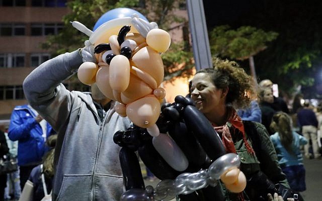 Israelis take part in a demonstration under the name "March of Shame" to protest against government corruption and Prime Minister Benjamin Netanyahu on December 9, 2017 in Tel Aviv. (AFP PHOTO / JACK GUEZ)
