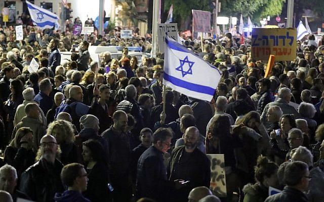 Israelis take part in a demonstration under the name "March of Shame" to protest against government corruption and Prime Minister Benjamin Netanyahu on December 9, 2017 in Tel Aviv. (AFP PHOTO / JACK GUEZ)