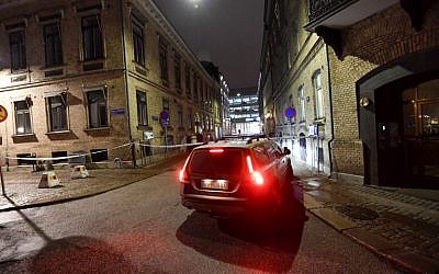 Police arrive after a synagogue was attacked in a failed arson attempt in Gothenburg, Sweden, late December 9, 2017. (AFP/TT News Agency/Adam Ihse)