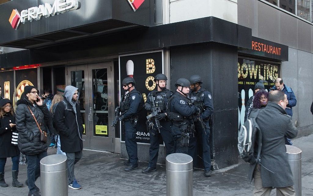 Police and other first responders respond to a reported explosion at the Port Authority Bus Terminal, in New York December 11, 2017. (Bryan R. Smith/AFP)