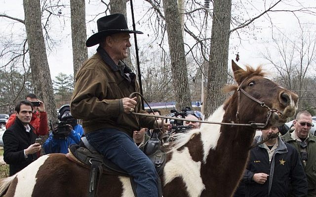 Republican Senatorial candidate Roy Moore (C) leaves a polling station on his horse after voting in Gallant, Alabama, on December 12, 2017. (AFP Photo/Jim Watson) Republican Senatorial candidate Roy Moore (C) leaves a polling station on his horse after voting in Gallant, Alabama, on December 12, 2017. (AFP Photo/Jim Watson)