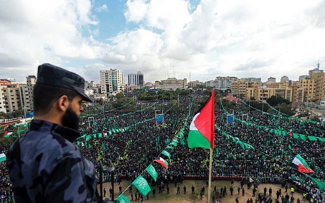 Hamas supporters take part in a rally marking the 30th anniversary of the founding of the Islamist terror movement, in Gaza City, on December 14, 2017.  / AFP PHOTO / MOHAMMED ABED