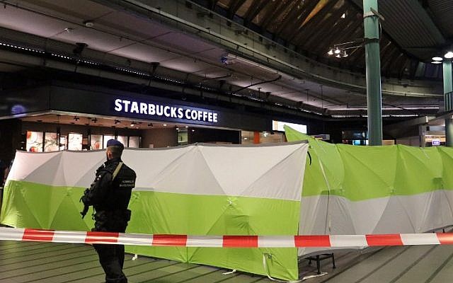 A Dutch soldier patrols next to an area where a man wielding a knife was shot by military police before being taking into custody on December 15, 2017, at the Schiphol Airport in Amsterdam. (AFP Photo/ANP/Kawijko Media) A Dutch soldier patrols next to an area where a man wielding a knife was shot by military police before being taking into custody on December 15, 2017, at the Schiphol Airport in Amsterdam. (AFP Photo/ANP/Kawijko Media)