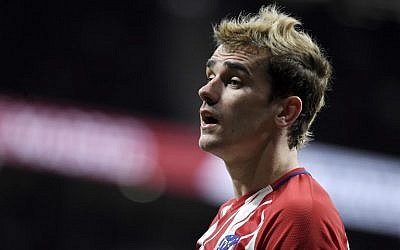 Atletico Madrid's French forward Antoine Griezmann looks on during the Spanish league football match Club Atletico de Madrid against Alaves at the Wanda Metropolitano stadium in Madrid on December 16, 2017. (AFP Photo/Gabriel Bouys)