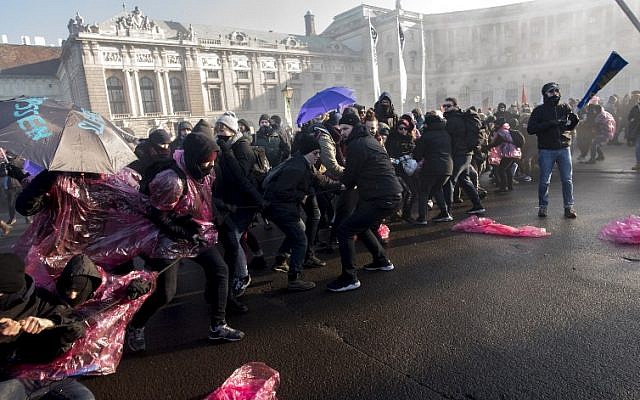 Protesters try to break through police barricades during their protest against the new Austrian government near the presidential palace in Vienna, Austria, December 18, 2017. (JOE KLAMAR/AFP)