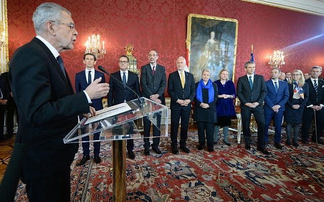 Austrian President Alexander Van der Bellen (L) speaks in front of the new appointed Austrian cabinet during the inauguration ceremony of the new Austrian government at the Hofburg in Vienna, Austria, on December 18, 2017.( AFP PHOTO / APA / ROLAND SCHLAGER )