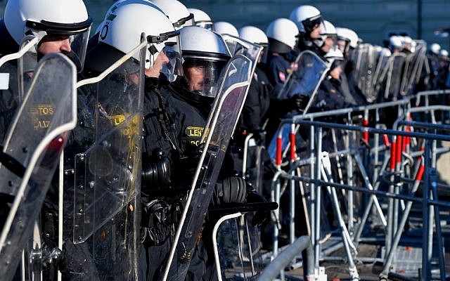 Riot policemen stand next to barricades during a protest against the new Austrian government near the presidential palace during the inauguration of the new Austrian government in Vienna, Austria, on December 18, 2017. ( AFP PHOTO / JOE KLAMAR)