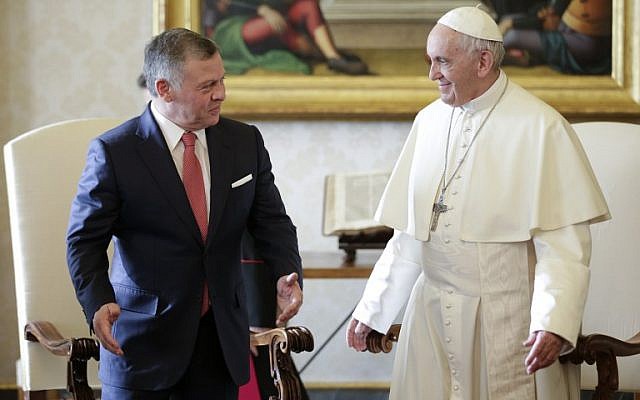 Pope Francis (R) speaks with Jordan's King Abdullah II during a private meeting at the Vatican, on December 19, 2017. (AFP PHOTO / POOL / MAX ROSSI) Pope Francis (R) speaks with Jordan's King Abdullah II during a private meeting at the Vatican, on December 19, 2017. (AFP PHOTO / POOL / MAX ROSSI)