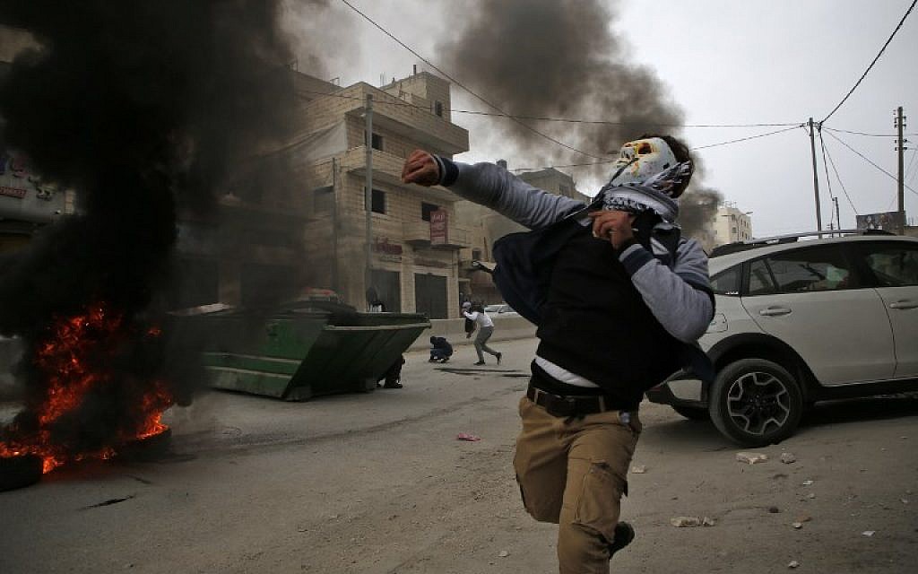 Palestinian protesters clash with Israeli forces near the Qalandiya checkpoint in the West Bank on December 20, 2017 as protests continue following the US president's recognition of Jerusalem as Israel's capital. (AFP PHOTO / ABBAS MOMANI)