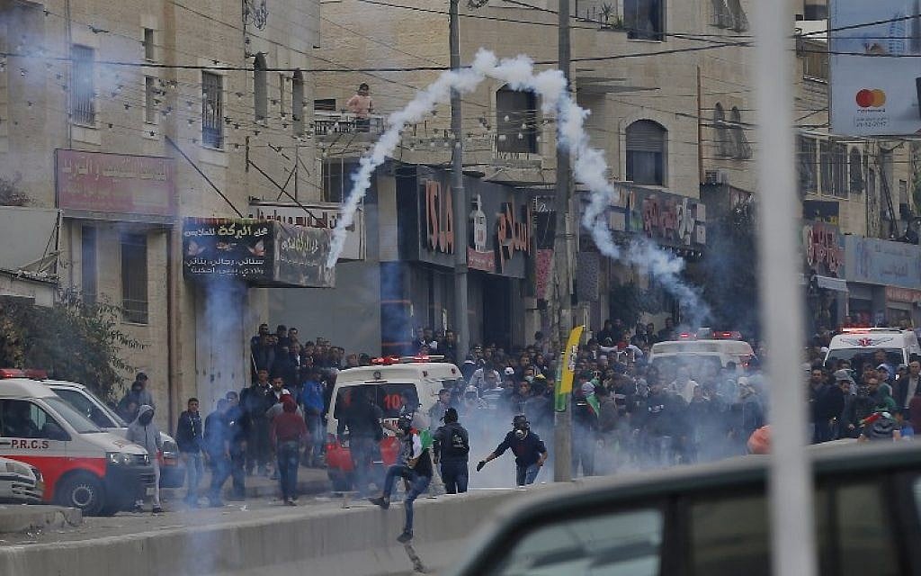 Palestinian protesters clash with Israeli forces near the Qalandiya checkpoint in the  West Bank on December 20, 2017 as protests continue following the US president's recognition of Jerusalem as Israel's capital. (AFP PHOTO / ABBAS MOMANI)