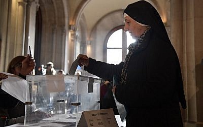 A nun casts her ballot for the Catalan regional election at a polling station in Barcelona on December 21, 2017. (AFP Photo/Javier Soriano)