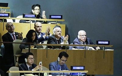 Riyad H. Mansour (C), The Palestinian Ambassador to the United Nations, and his delegation members celebrate the results of a vote on Jerusalem at the General Assembly hall, on December 21, 2017, at UN Headquarters in New York. (AFP PHOTO / EDUARDO MUNOZ ALVAREZ)
