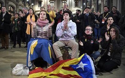 'Esquerra Republicana de Catalunya' - ERC (Republican Left of Catalonia) supporters watch polls results of the Catalan regional election at the North Station in Barcelona on December 21, 2017. (AFP/LLUIS GENE)