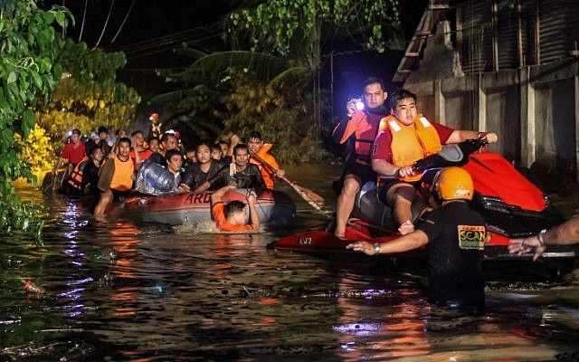 Rescue workers evacuate flood-affected residents in Davao on the southern Philippine island of Mindanao early on December 23, 2017, after Tropical Storm Tembin dumped torrential rains across the island. (AFP PHOTO / MANMAN DEJETO) Rescue workers evacuate flood-affected residents in Davao on the southern Philippine island of Mindanao early on December 23, 2017, after Tropical Storm Tembin dumped torrential rains across the island. (AFP PHOTO / MANMAN DEJETO)