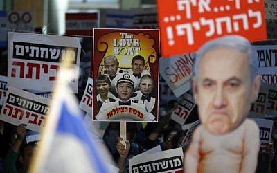 Israelis take part in a demonstration titled the 'March of Shame,' as they protest against Prime Minister Benjamin Netanyahu and government corruption in the coastal city of Tel Aviv on December 23, 2017. (AFP/JACK GUEZ)