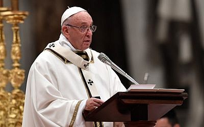 Pope Francis celebrates mass on Christmas eve at St Peter's basilica in Vatican, December 24, 2017. (AFP Photo/Andreas Solaro)
