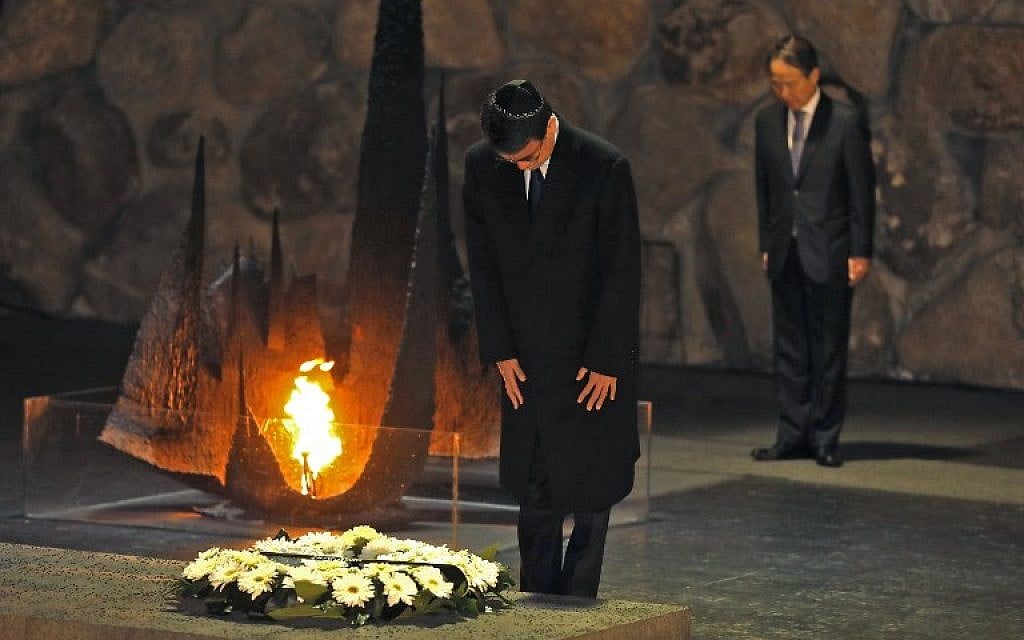 Japanese Foreign Minister Taro Kono pays his respects after laying a wreath at the Hall of Remembrance at the Yad Vashem Holocaust Memorial museum in Jerusalem on December 25, 2017. (AFP Photo/Menahem Kahana)