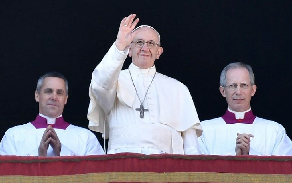 Pope Francis (C) waves from the balcony of St Peter's basilica during the traditional "Urbi et Orbi" Christmas address and blessing given to the city of Rome and to the world, on December 25, 2017, at St Peter's square in Vatican. (AFP Photo/Andreas Solaro)