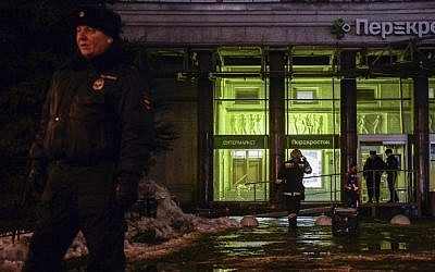 Firefighters and police officers work at the site of a blast in a supermarket in St. Petersburg on December 27, 2017. (AFP PHOTO / Olga MALTSEVA)
