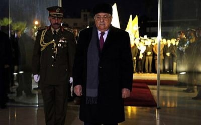 Palestinian Authority President Mahmoud Abbas (C) looks on after laying wreath of flowers on the tomb of the late Yasser Arafat during a celebration marking the 53rd anniversary of the creation of the Fatah party in the West Bank city of Ramallah on December 31, 2017. (AFP Photo/Abbas Momani)