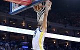 Omri Casspi of the Golden State Warriors goes up for a slam dunk against the Cleveland Cavaliers during an NBA basketball game on December 25, 2017 in Oakland, California. (Thearon W. Henderson/Getty Images/AFP)