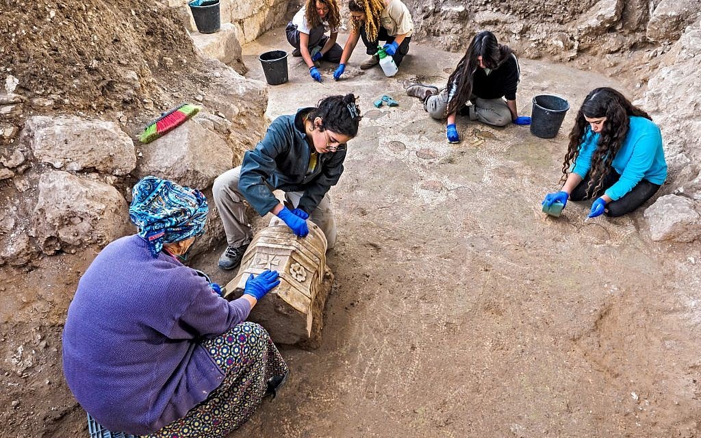 Volunteers and students excavating the mosaic floor at a Byzantine-period church complex found in Ramat Beit Shemesh, 2017. (Assaf Peretz, Israel Antiquities Authority)