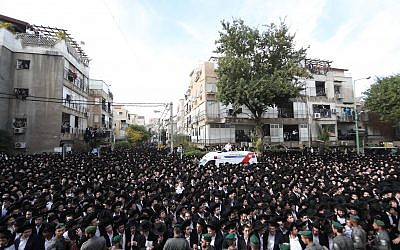 Thousands of mourners attend the funeral of Rabbi Aharon Yehudah Leib Steinman in Bnei Brak, December 12, 2017. (Yonatan Sindel/ Flash90)