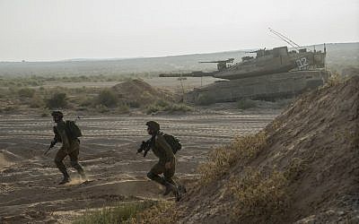 Illustrative. IDF soldiers train next to a tank at the Tzeelim army base in southern Israel on August 19, 2015. (Israel Defense Forces/Flickr)