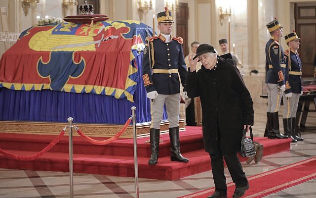 A woman pays her last respects next to the coffin of the late Romanian King Michael at the former royal palace, in Bucharest, Romania, December 13, 2017. (AP Photo/Vadim Ghirda) A woman pays her last respects next to the coffin of the late Romanian King Michael at the former royal palace, in Bucharest, Romania, December 13, 2017. (AP Photo/Vadim Ghirda)