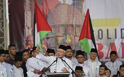 Malaysia Prime Minister Najib Razak, center, speaks during a rally at the Putra Mosque in Putrajaya, Malaysia, December 22, 2017. (AP Photo/Vincent Thian)