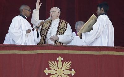 Pope Francis delivers the Urbi et Orbi (Latin for ' to the city and to the world' ) Christmas' day blessing from the main balcony of St. Peter's Basilica at the Vatican, Monday, December 25, 2017. (AP Photo/Alessandra Tarantino)