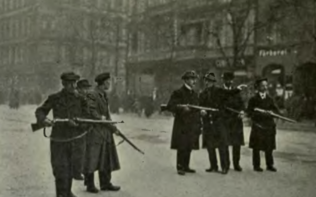 Spartacist irregulars holding a street in Berlin during the uprising in 1919. (Public domain)