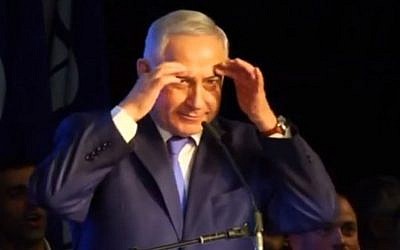 Prime Minister Benjamin Netanyahu mocking veteran Israeli journalist Moshe Nussbaum during a rally with Likud supporters, in Tel Aviv, on December 19, 2017. (Screen capture: YouTube)