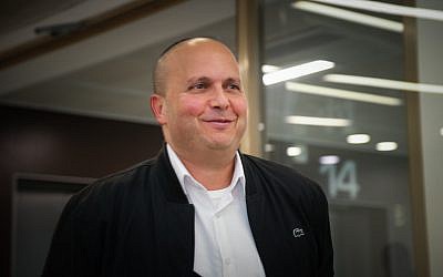 Ashkelon Mayor Itamar Shimoni arrives for a hearing at the Tel Aviv District Court on February 28, 2017. (Flash90)