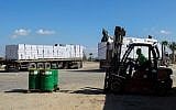 Palestinian trucks loaded with supplies enter the southern Gaza Strip from Israel through the Kerem Shalom crossing in Rafah, on November 1, 2017. (Abed Rahim Khatib/ Flash90)