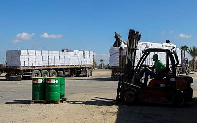 Palestinian trucks loaded with supplies enter the southern Gaza Strip from Israel through the Kerem Shalom crossing in Rafah, on November 1, 2017. (Abed Rahim Khatib/ Flash90)