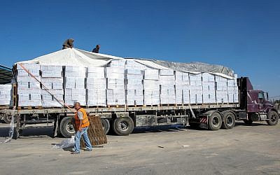 A truck loaded with supplies enters the  Gaza Strip from Israel through the Kerem Shalom Crossing on November 1, 2017. (Abed Rahim Khatib/Flash90)