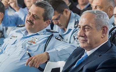 Prime Minister Benjamin Netanyahu, right, and Chief of Police Roni Alsheich at an inauguration ceremony marking the opening of a new police station in the northern Arab Israeli town of Jisr az-Zarqa November 21, 2017. (Basel Awidat/Flash90)