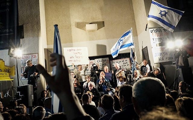 Protesters take part in the anti-corruption 'march of shame' in Tel Aviv on December 2, 2017. (Tomer Neuberg/Flash90) Protesters take part in the anti-corruption 'march of shame' in Tel Aviv on December 2, 2017. (Tomer Neuberg/Flash90)