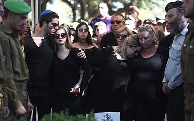 Hundreds attend the funeral for 19-year-old  soldier Ron Kokia in Tel Aviv's Kiryat Shaul military cemetery on December 3, 2017. (Miriam Alster/Flash90)