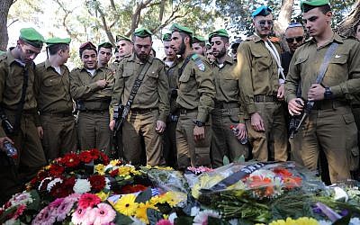 Hundreds attend the funeral of 19-year old Israeli soldier Ron Kokia in the Kiryat Shaul military cemetery on December 3, 2017. (Miriam Alster/Flash90)