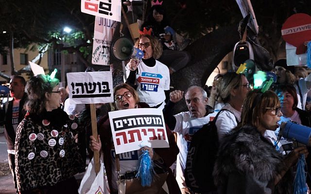 Israelis attend a protest against government corruption in Tel Aviv on December 9, 2017. (Tomer Neuberg/Flash90)