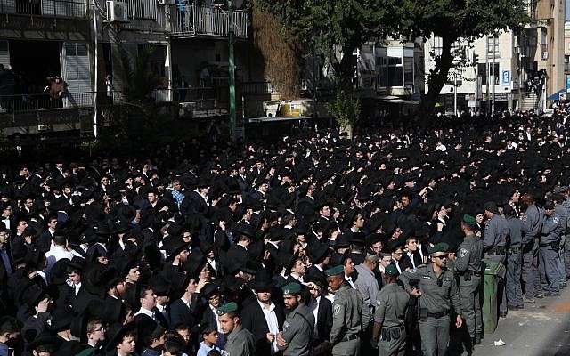 Thousands of mourners attend the funeral of Rabbi Aharon Yehudah Leib Steinman in Bnei Brak, December 12, 2017. (Yonatan Sindel/Flash90) Thousands of mourners attend the funeral of Rabbi Aharon Yehudah Leib Steinman in Bnei Brak, December 12, 2017. (Yonatan Sindel/Flash90)