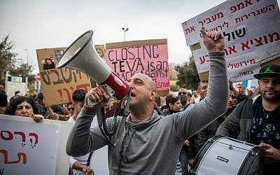 Teva employees protest at the entrance to the Ministry of Finance in Jerusalem, December 18, 2017. (Yonatan Sindel/Flash90)