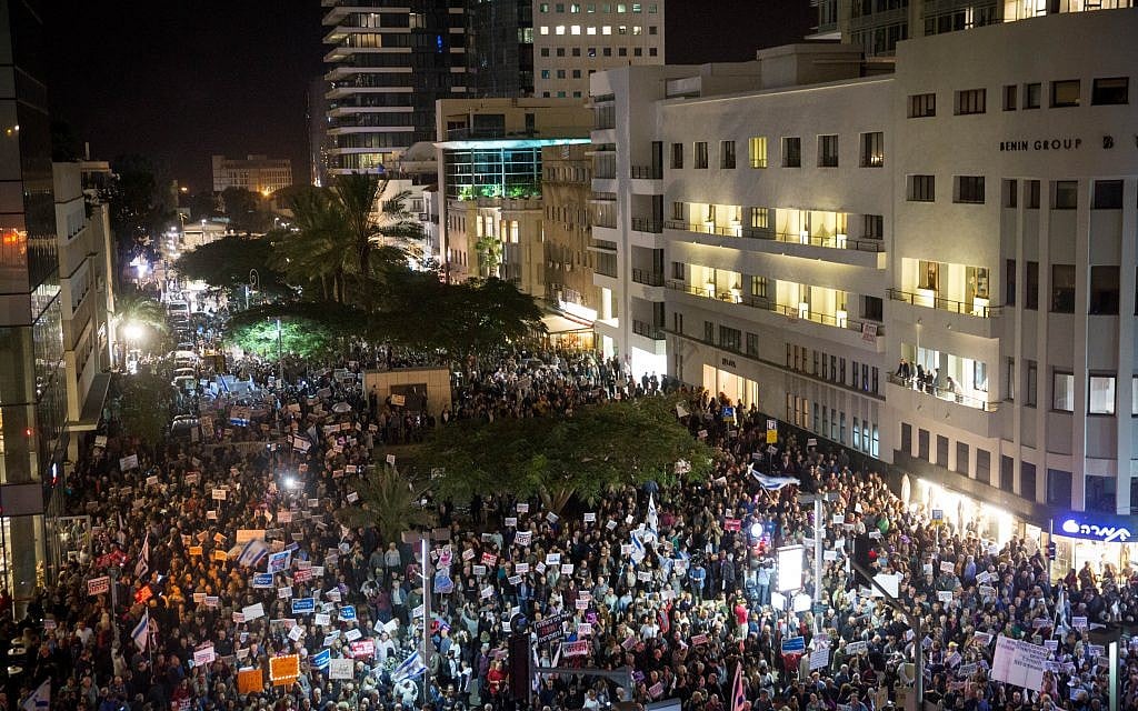 Israelis holding signs and shout slogans during a protest against corruption, in Tel Aviv on December 23, 2017. Ph( Miriam Alster/Flash90)