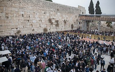 Thousands people gather at the Western Wall in Jerusalem's Old City to pray for rain, December 28, 2017. (FLASH90)