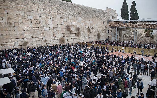 Thousands people gather at the Western Wall in Jerusalem's Old City to pray for rain, December 28, 2017. (FLASH90) Thousands people gather at the Western Wall in Jerusalem's Old City to pray for rain, December 28, 2017. (FLASH90)