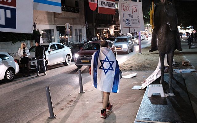Israelis prepare for the weekly protest against the corruption of the government in Tel Aviv on December 30, 2017. (Tomer Neuberg/Flash90) Israelis prepare for the weekly protest against the corruption of the government in Tel Aviv on December 30, 2017. (Tomer Neuberg/Flash90)